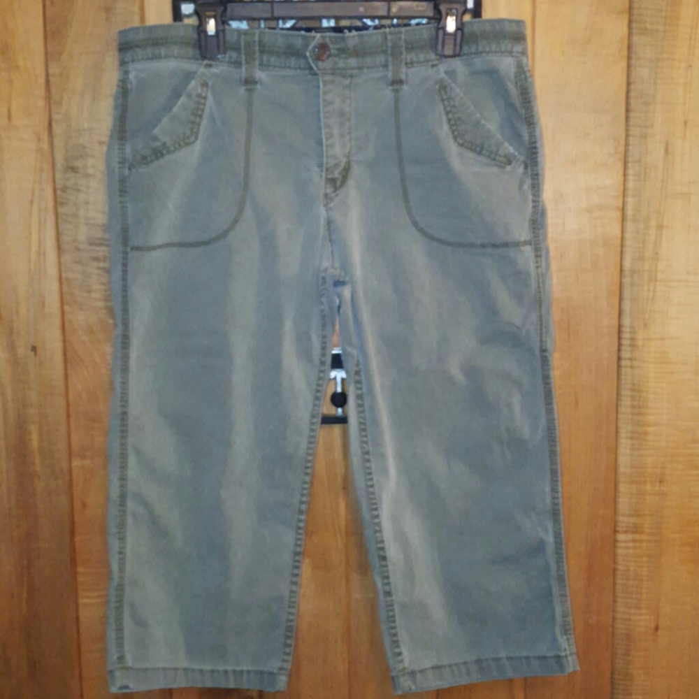 Levis capris